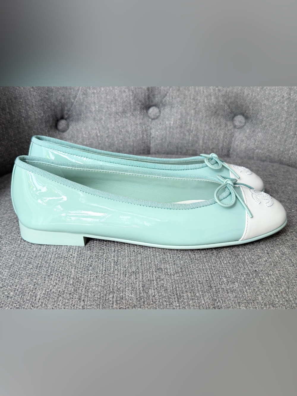 2026 CHANEL TURQUOISE PATENT LEATHER WHITE CC LOGO CAPTOE BALLET FLATS size 37C - Picture 12 of 16